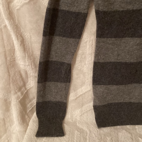 EUC BCBG MAXARIA Sweater - Picture 12 of 12
